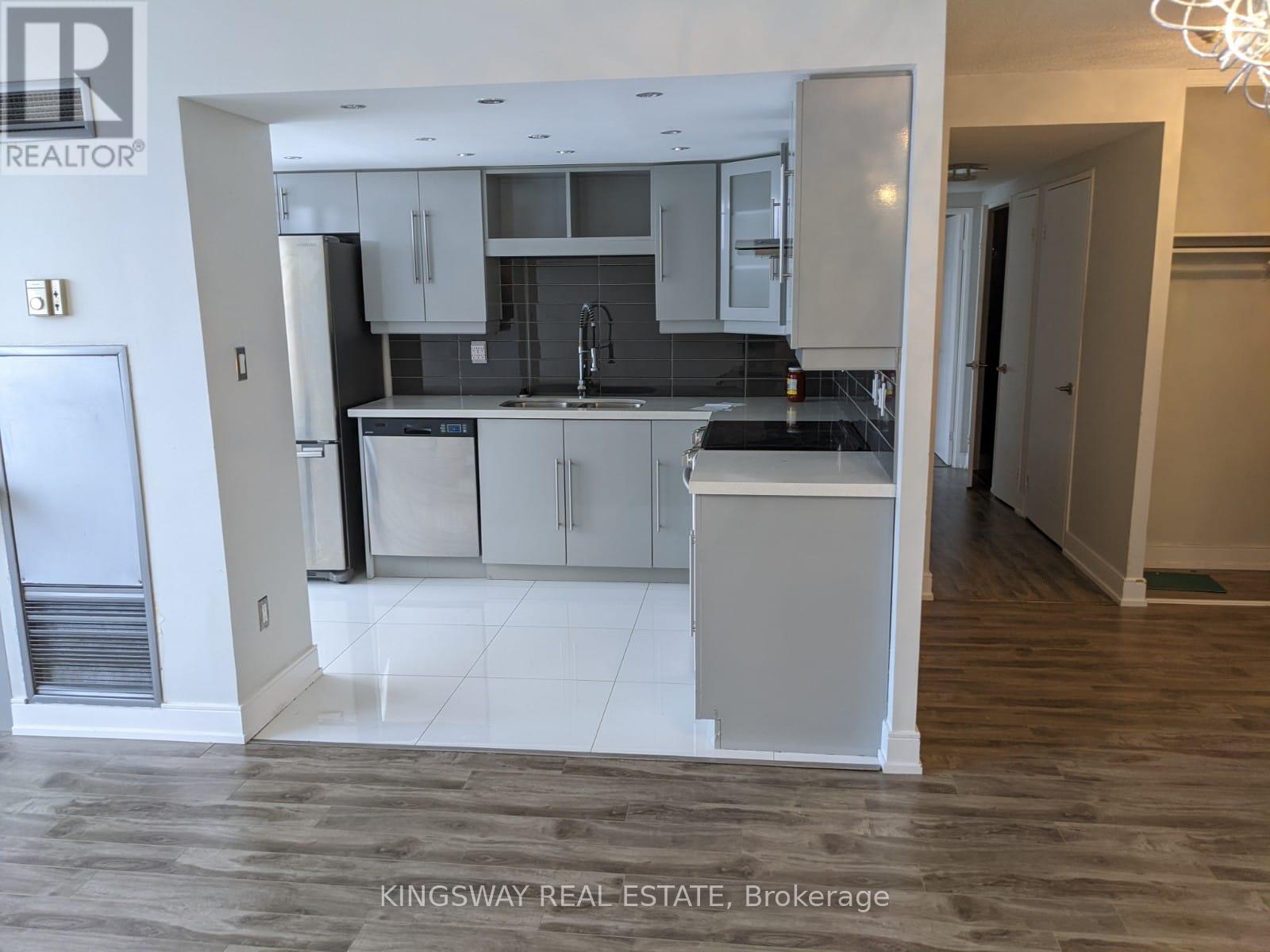 404 - 350 Webb Drive, Mississauga, Ontario  L5B 3W4 - Photo 3 - W12787386