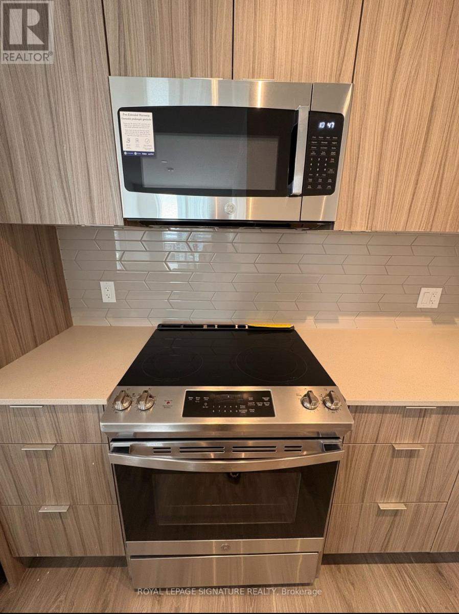 810 - 430 Square One Drive, Mississauga, Ontario  L5B 0R7 - Photo 10 - W12787394