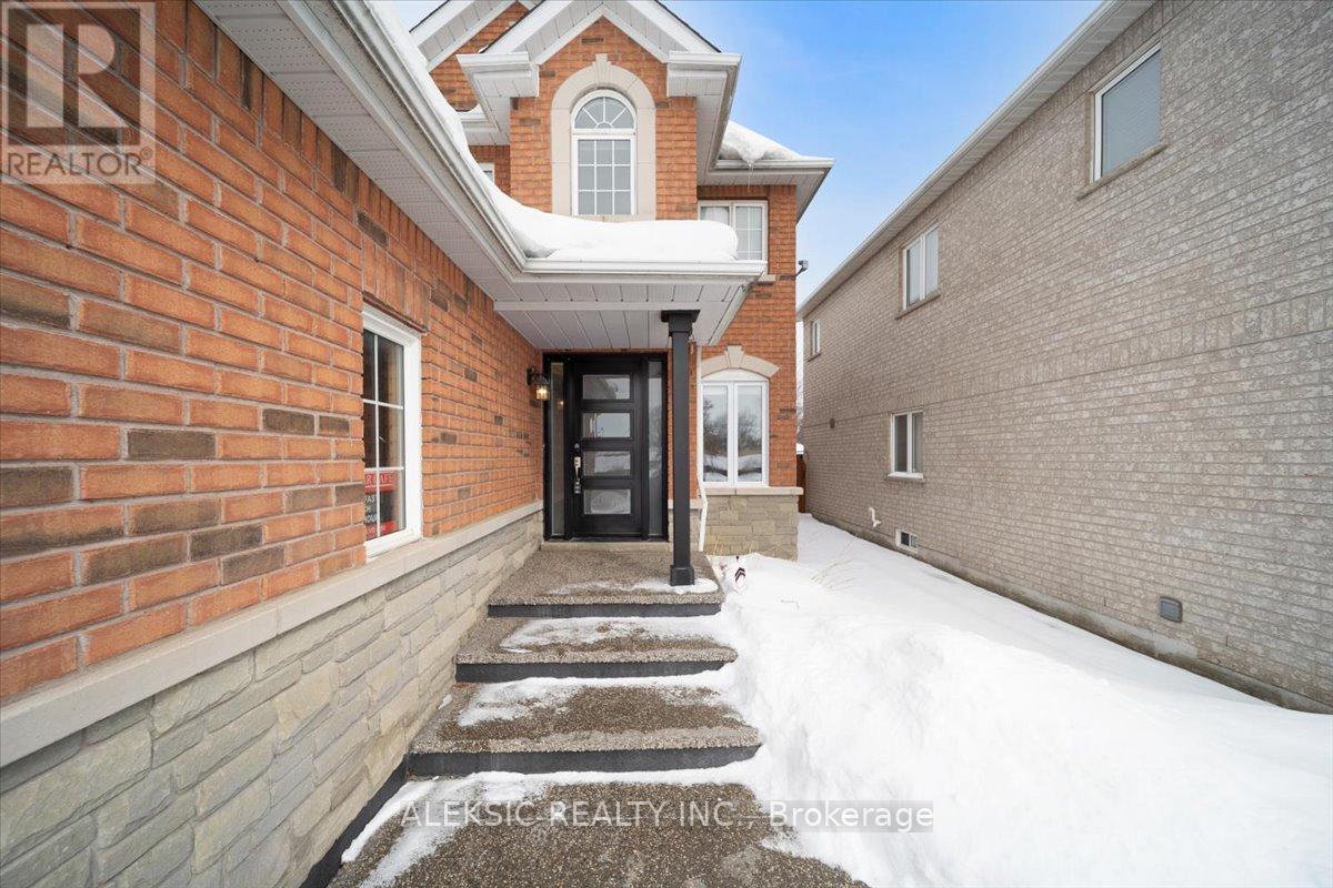 33 Hillpath Crescent, Brampton, Ontario  L6Z 4T7 - Photo 2 - W12787410