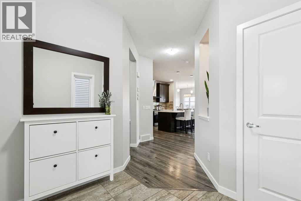 331 Hillcrest Heights Sw, Airdrie, Alberta  T4B 4C1 - Photo 3 - A2285014