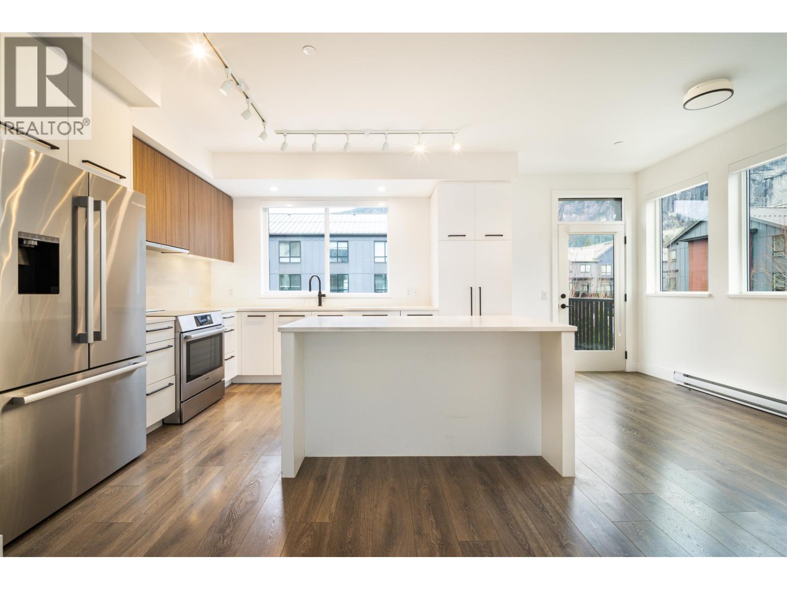 38035 Helm Way, Squamish, British Columbia  V8B 2A1 - Photo 6 - R3086229