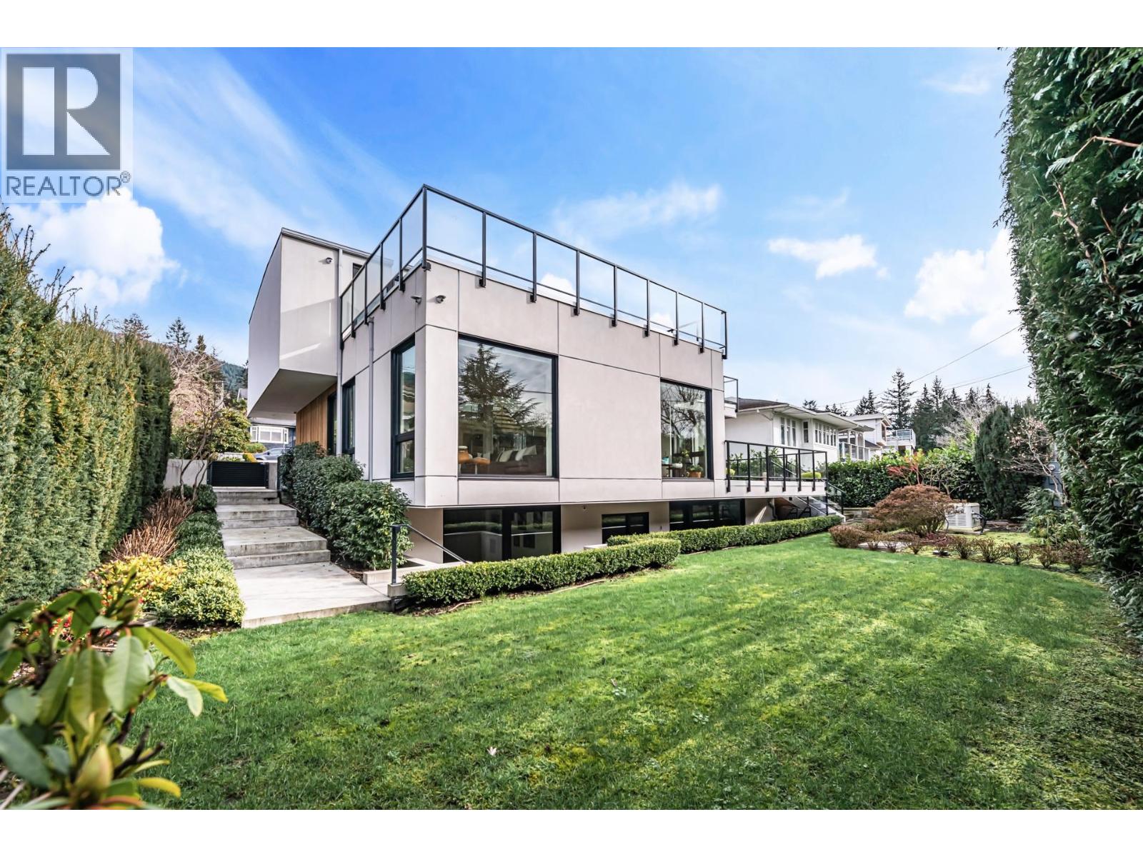 4275 Chelsea Crescent, North Vancouver, British Columbia  V7R 3J4 - Photo 2 - R3089742