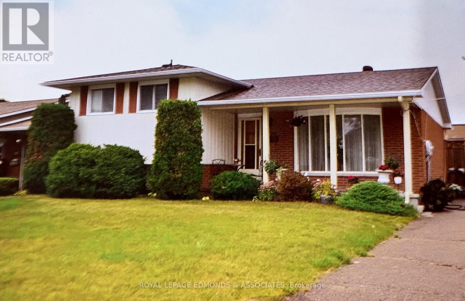 20 Maple Avenue, Petawawa, Ontario  K8H 2Y5 - Photo 3 - X12767768
