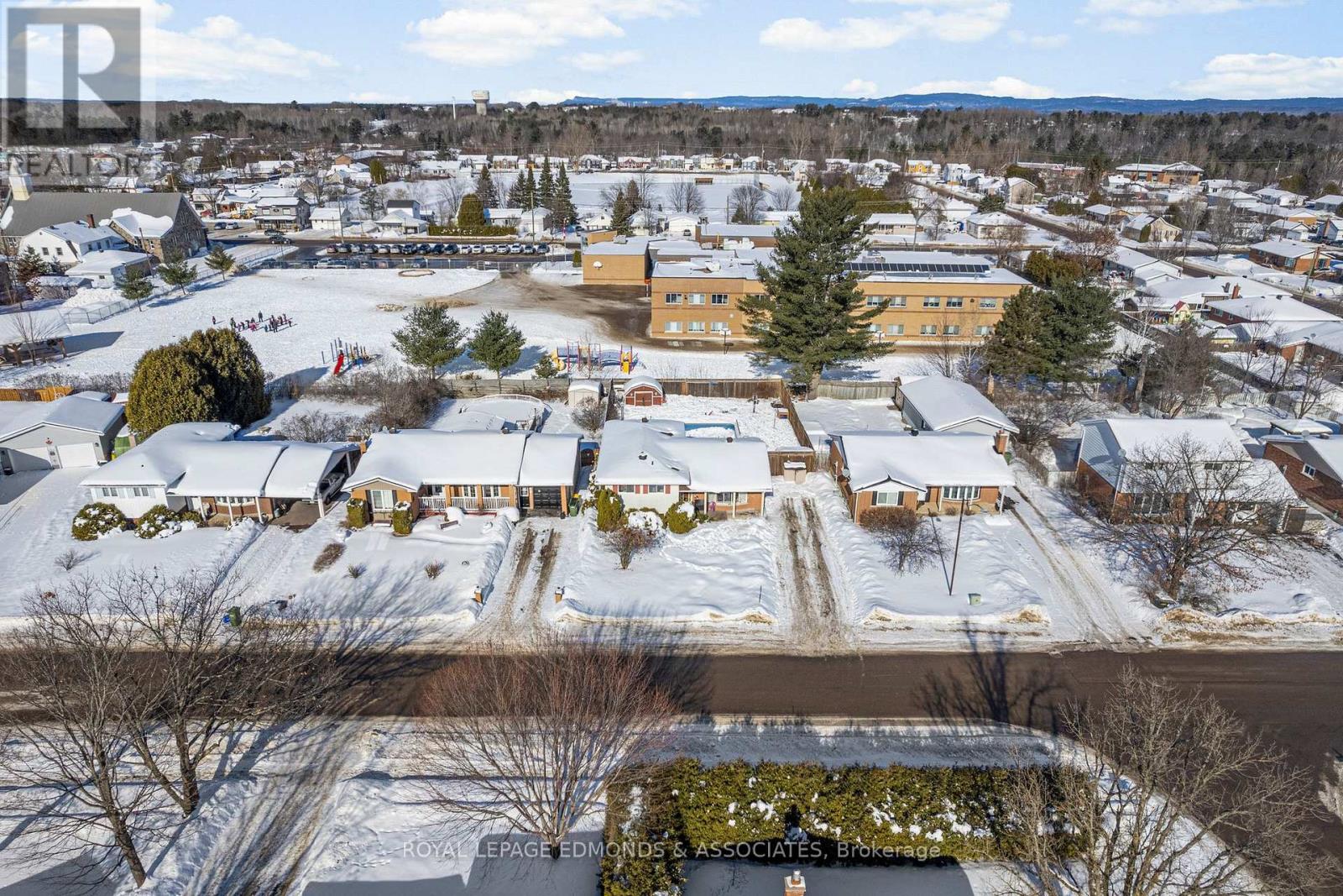 20 Maple Avenue, Petawawa, Ontario  K8H 2Y5 - Photo 4 - X12767768