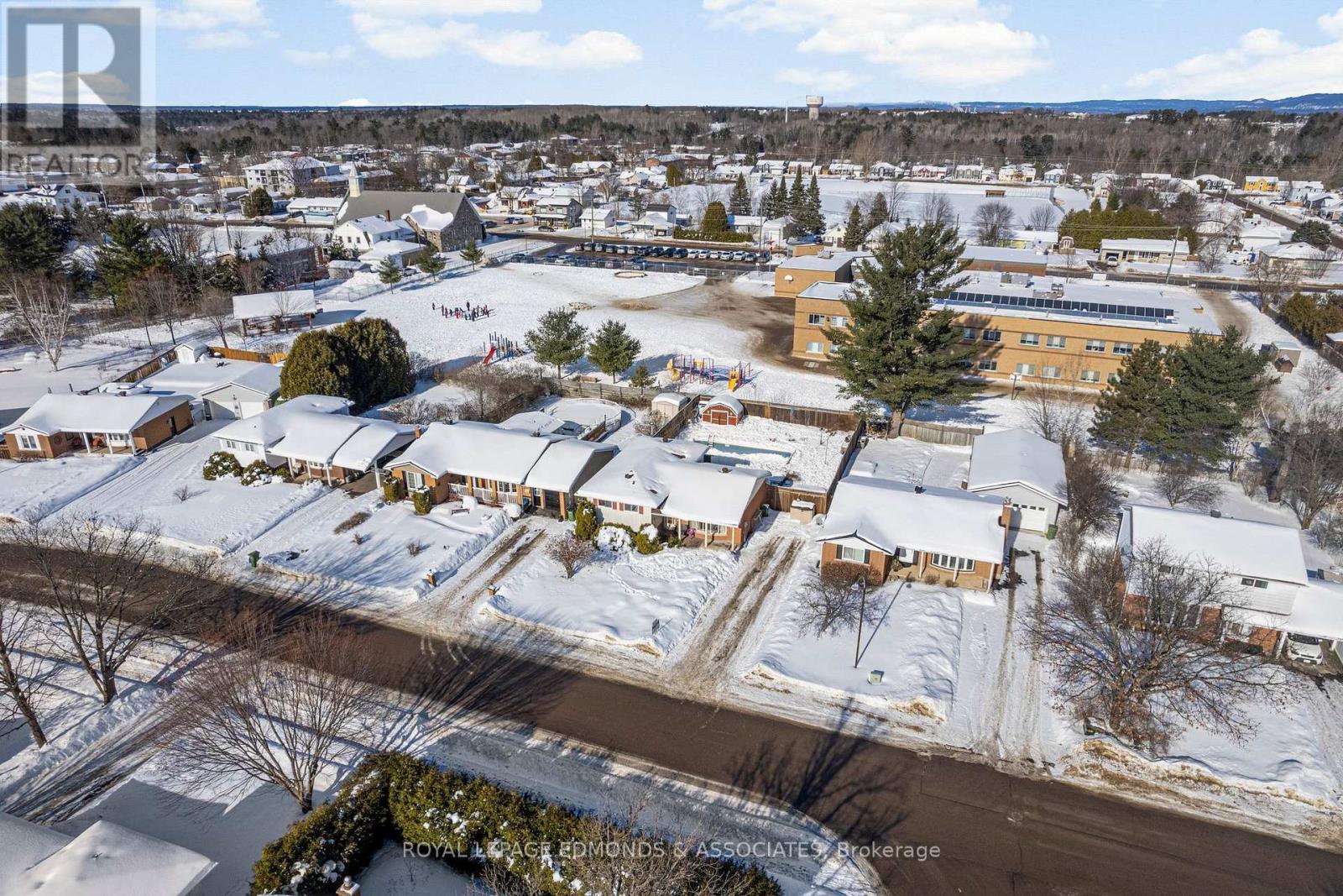 20 Maple Avenue, Petawawa, Ontario  K8H 2Y5 - Photo 6 - X12767768