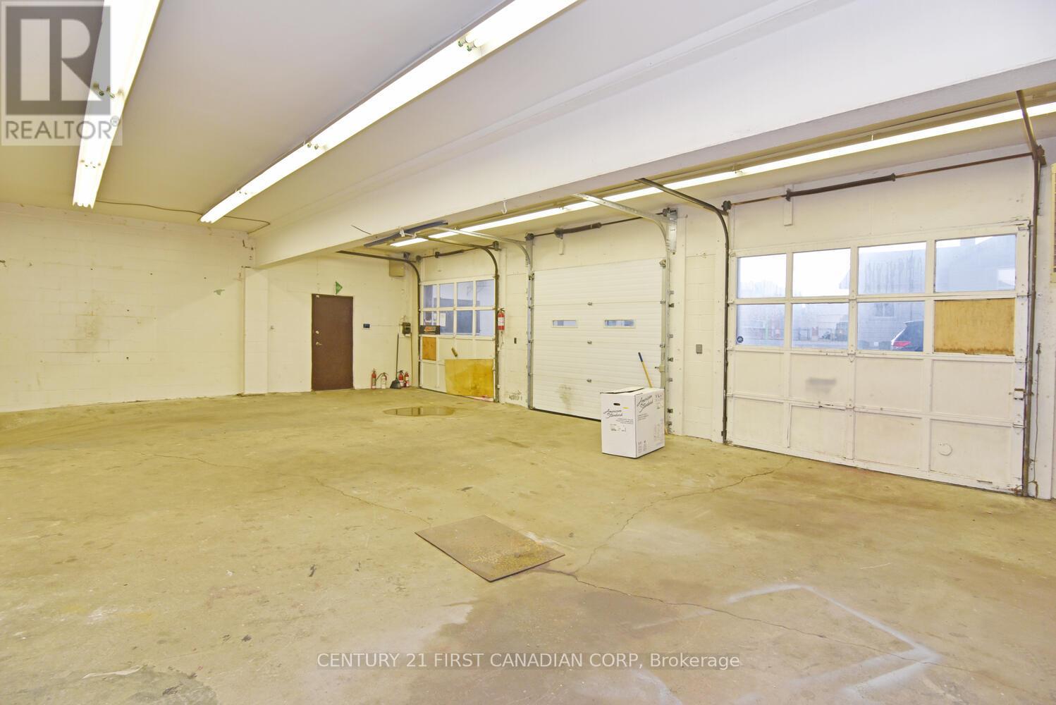 Garage - 1775 Oxford Street, London East, Ontario  N5V 2Z6 - Photo 11 - X12787664