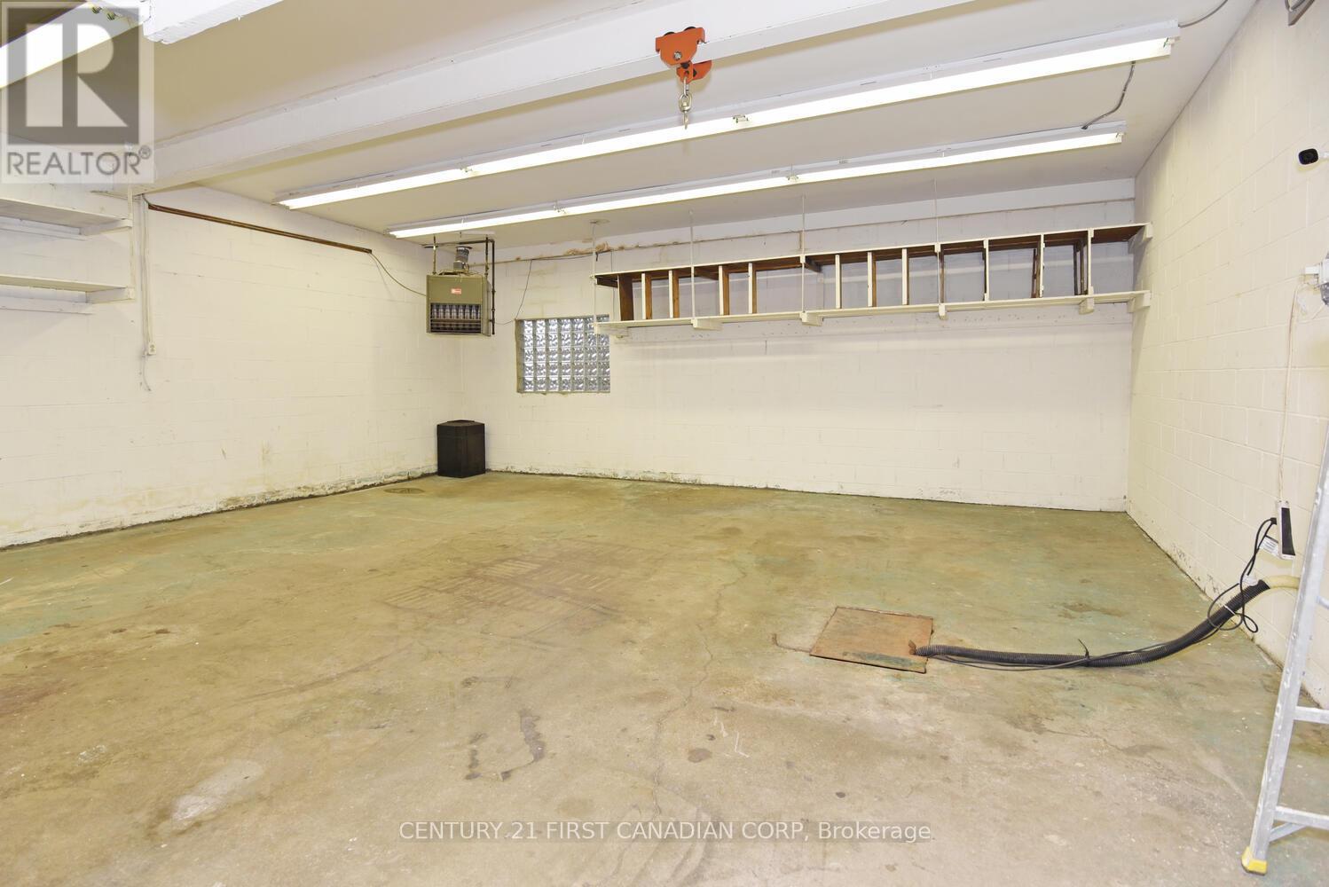 Garage - 1775 Oxford Street, London East, Ontario  N5V 2Z6 - Photo 14 - X12787664