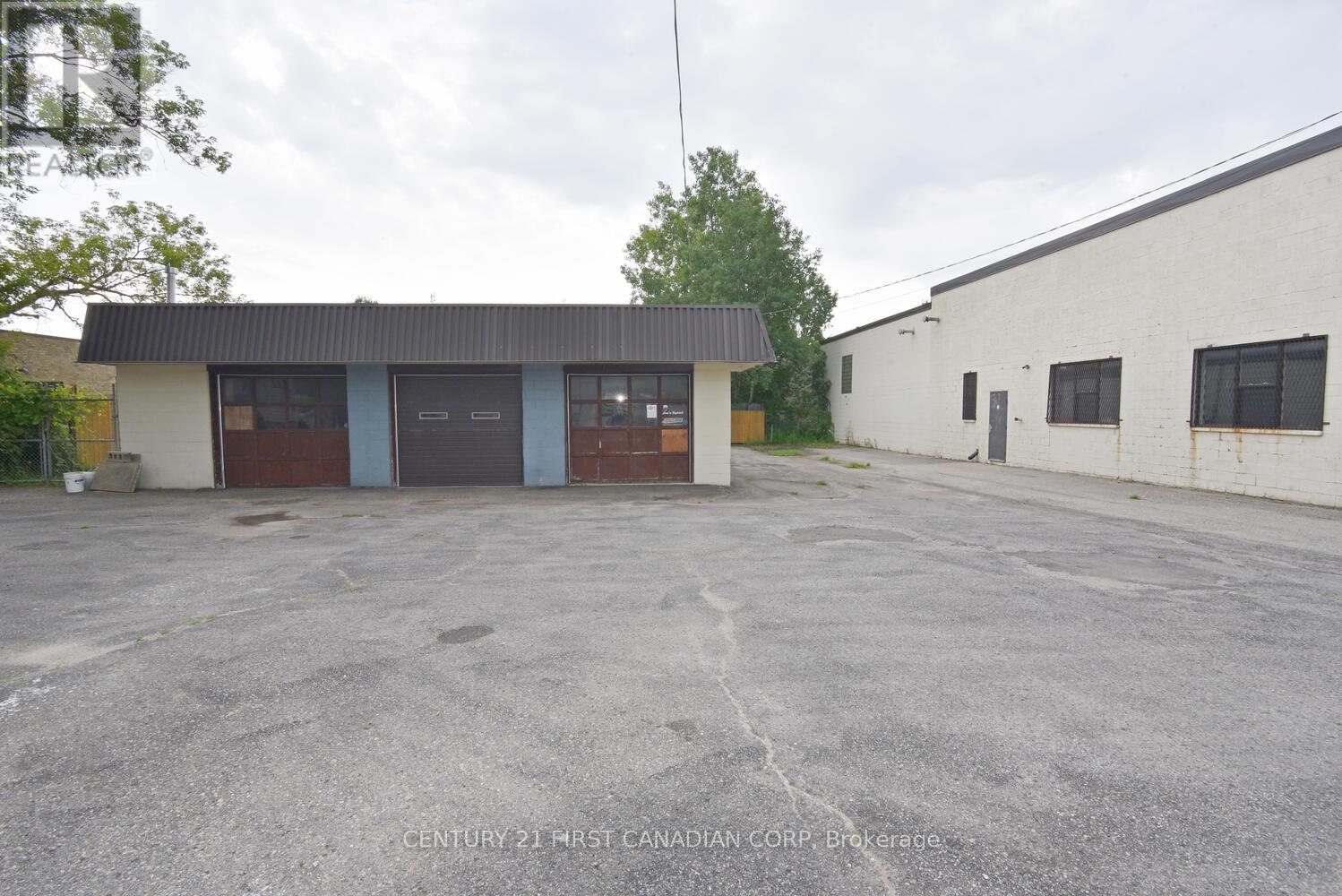 Garage - 1775 Oxford Street, London East, Ontario  N5V 2Z6 - Photo 7 - X12787664