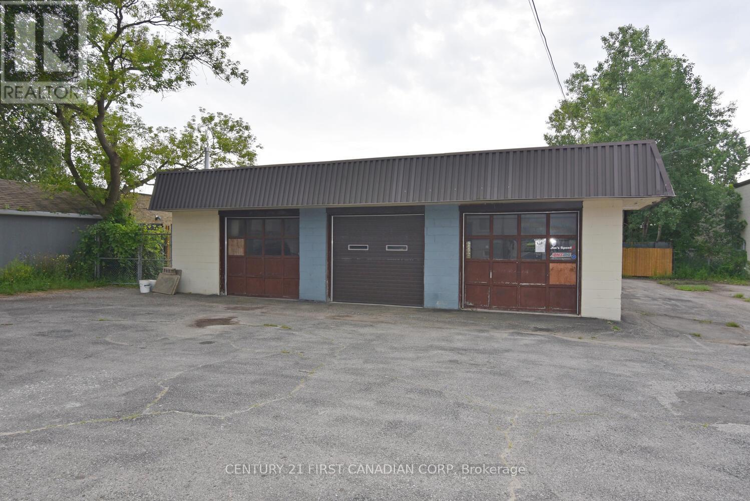 Garage - 1775 Oxford Street, London East, Ontario  N5V 2Z6 - Photo 8 - X12787664