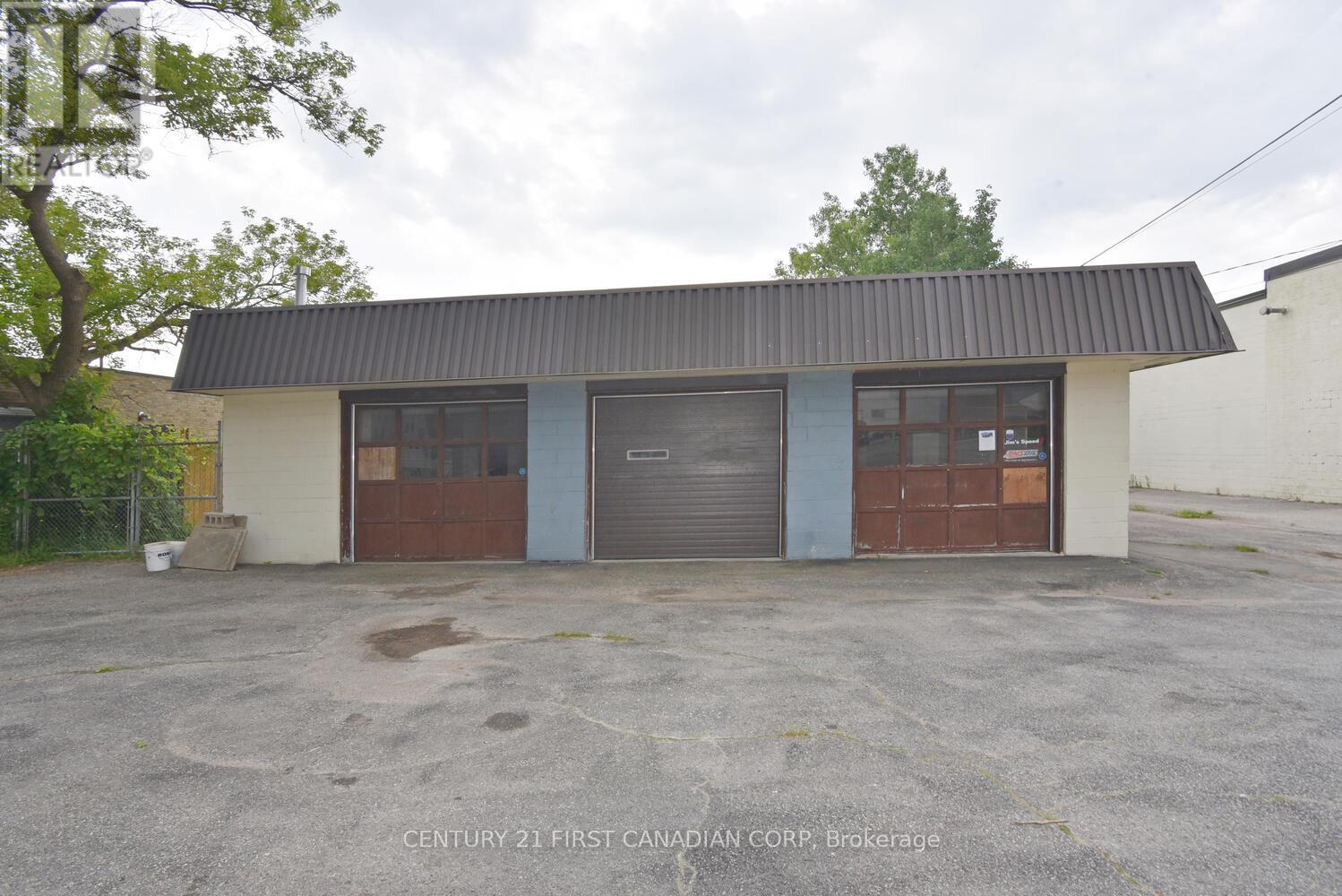 Garage - 1775 Oxford Street, London East, Ontario  N5V 2Z6 - Photo 9 - X12787664