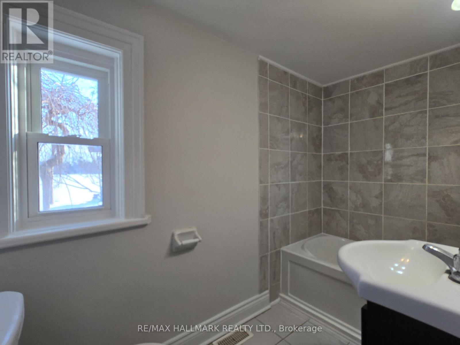 22156 Leslie Street, East Gwillimbury, Ontario  L0G 1R0 - Photo 11 - N12715792