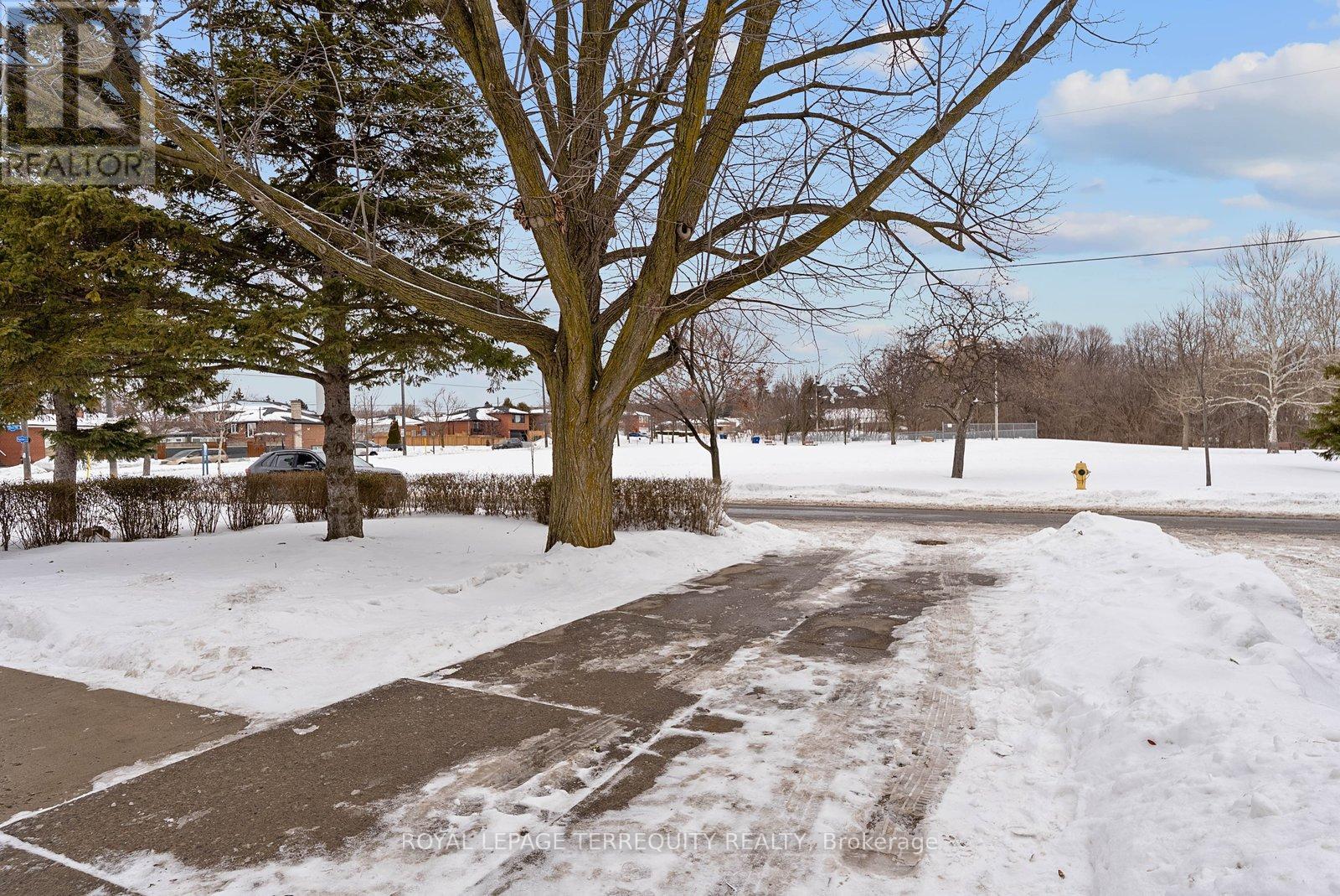 6 Peacham Crescent, Toronto, Ontario  M3M 1S1 - Photo 4 - W12787574