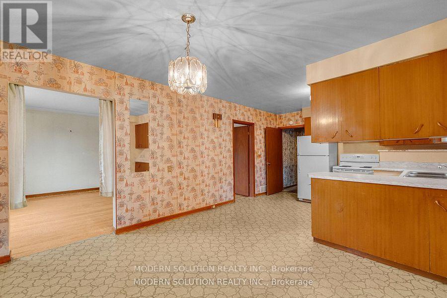 177 Eaglewood Boulevard, Mississauga, Ontario  L5G 1V8 - Photo 9 - W12787590