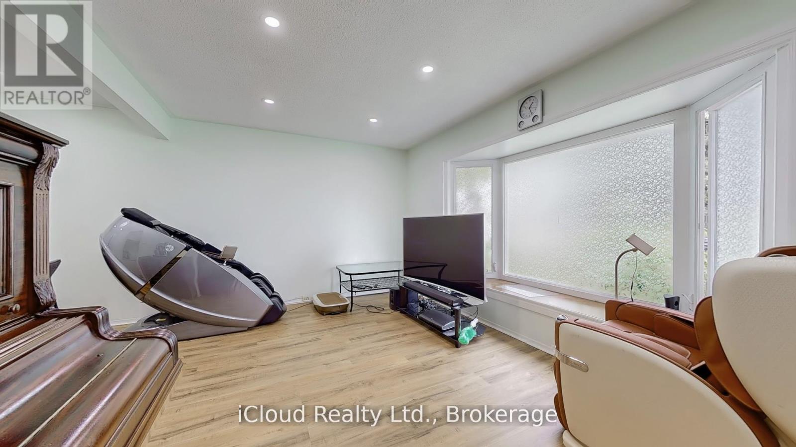 19 Flamingo Crescent, Brampton, Ontario  L6T 2G4 - Photo 5 - W12787646