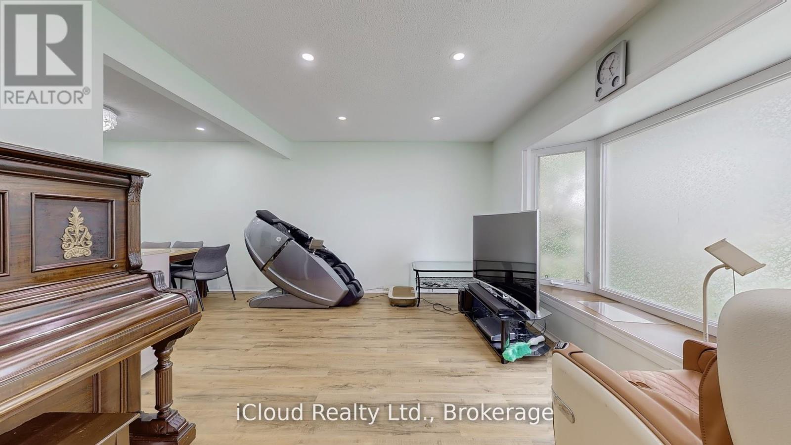 19 Flamingo Crescent, Brampton, Ontario  L6T 2G4 - Photo 6 - W12787646