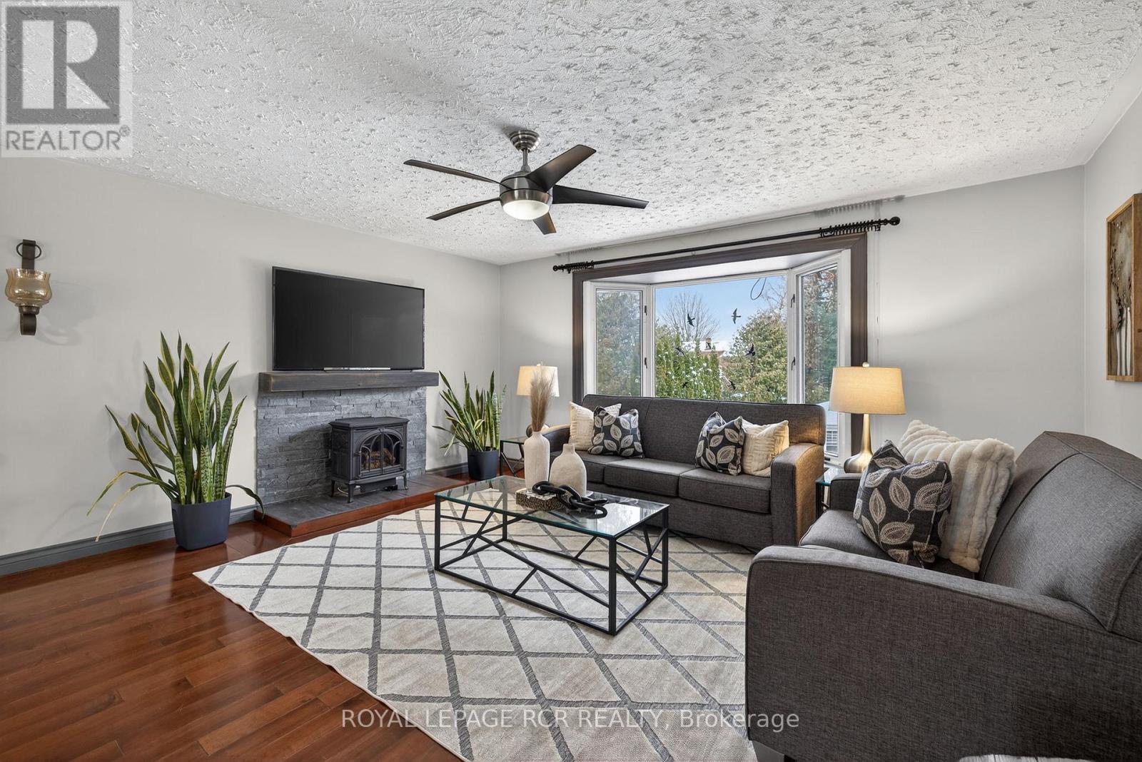 11 Hilltop Drive, Caledon, Ontario  L7C 1K7 - Photo 12 - W12787686