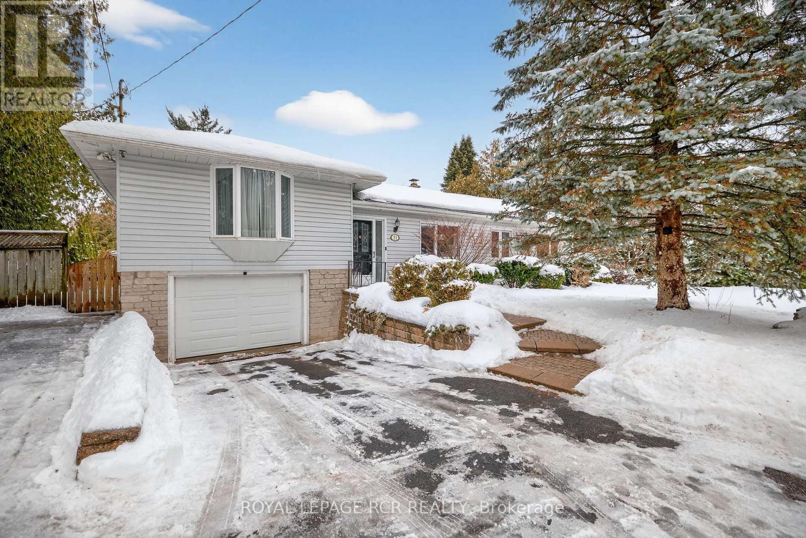 11 Hilltop Drive, Caledon, Ontario  L7C 1K7 - Photo 2 - W12787686