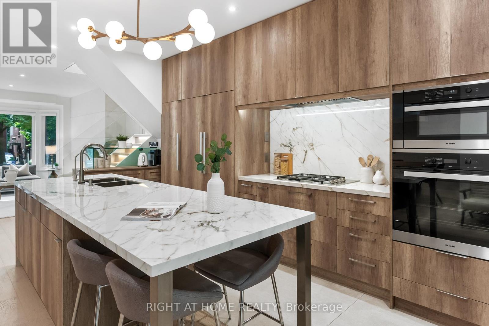 46 Hewitt Avenue, Toronto, Ontario  M6R 1Y3 - Photo 10 - W12787508