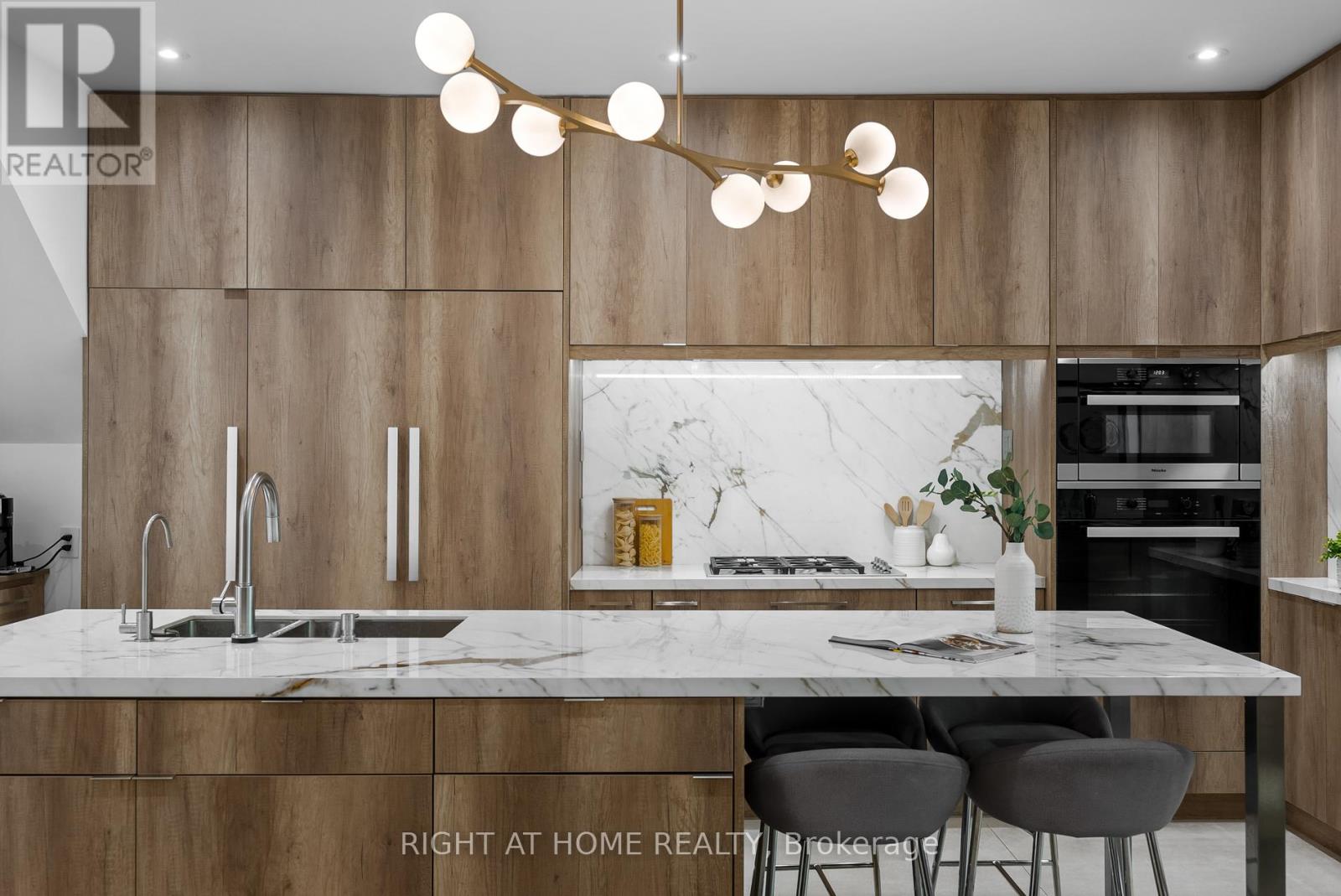 46 Hewitt Avenue, Toronto, Ontario  M6R 1Y3 - Photo 11 - W12787508