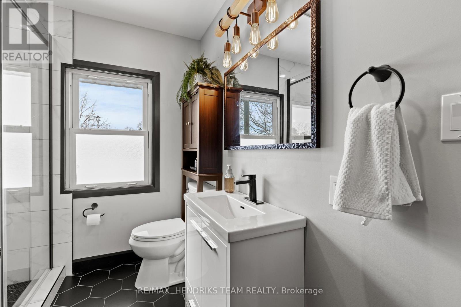 16 Haig Street, St. Catharines, Ontario  L2R 6K6 - Photo 23 - X12787756