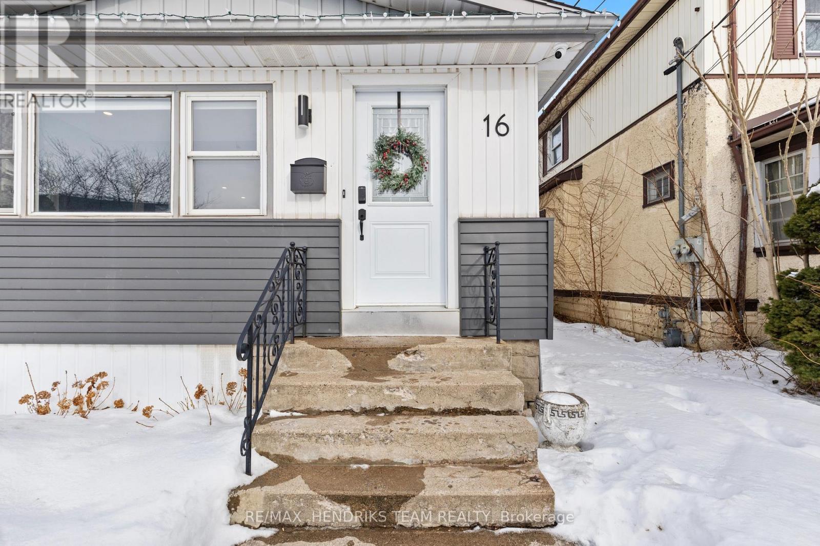 16 Haig Street, St. Catharines, Ontario  L2R 6K6 - Photo 3 - X12787756