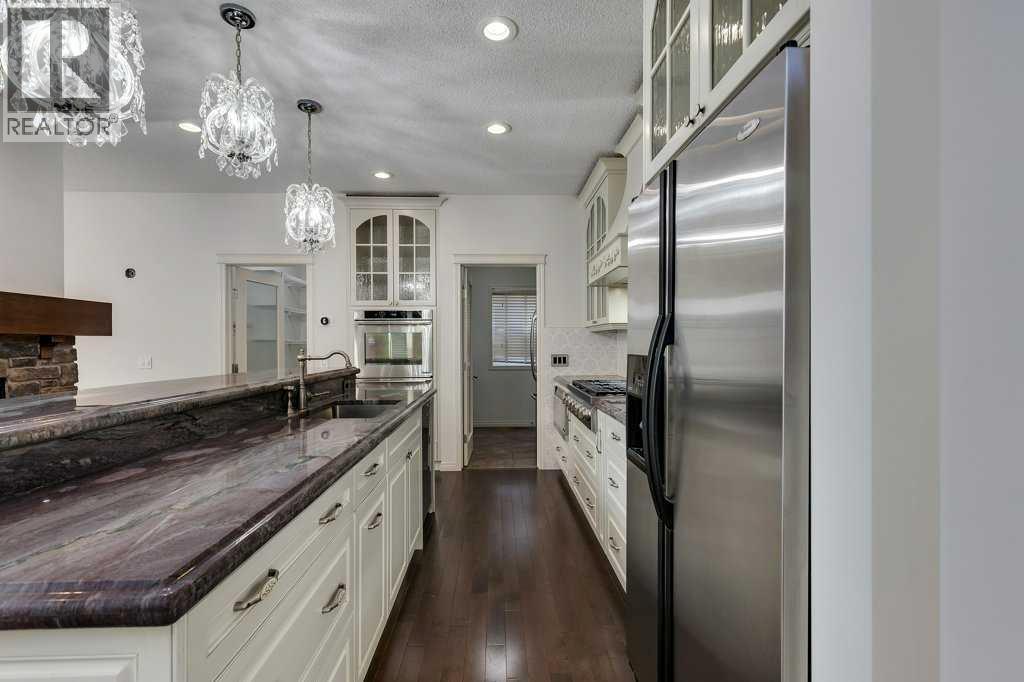 218 Valley Woods Place Nw, Calgary, Alberta  T3B 6A3 - Photo 9 - A2285841