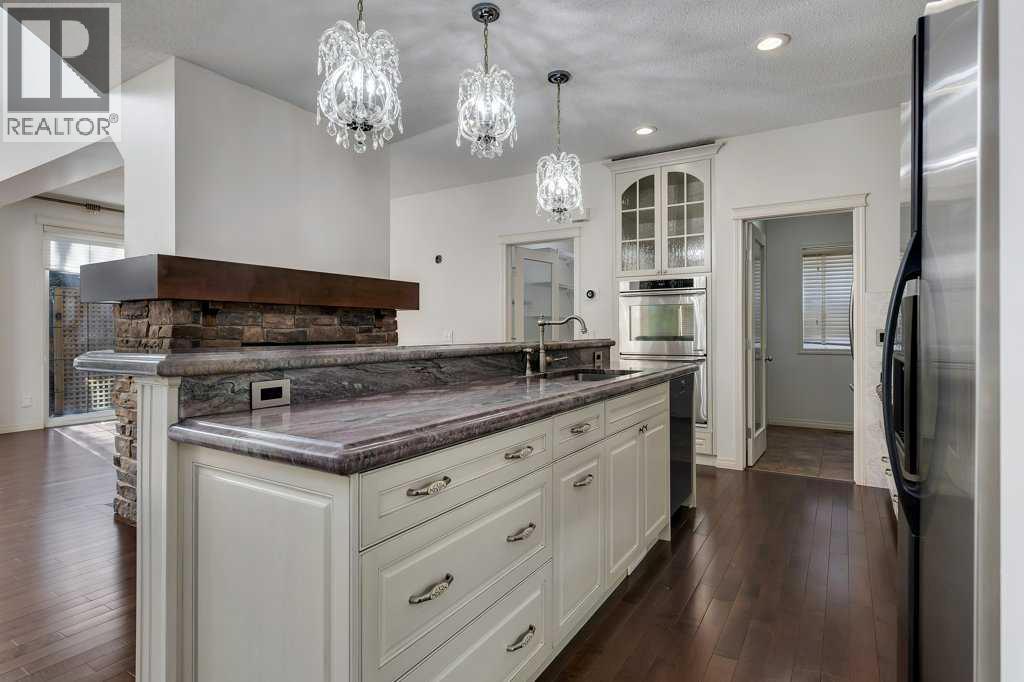 218 Valley Woods Place Nw, Calgary, Alberta  T3B 6A3 - Photo 7 - A2285841