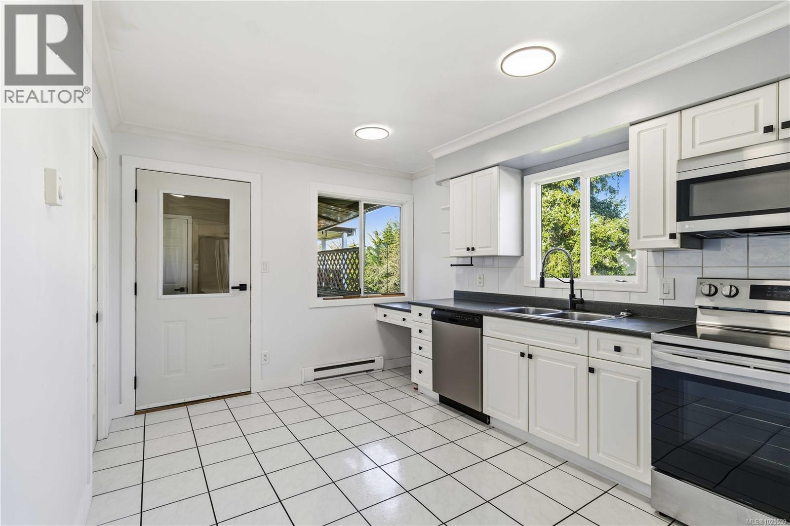 B 3002 Cedar Hill Rd, Victoria, British Columbia  V8T 3J3 - Photo 42 - 1025539