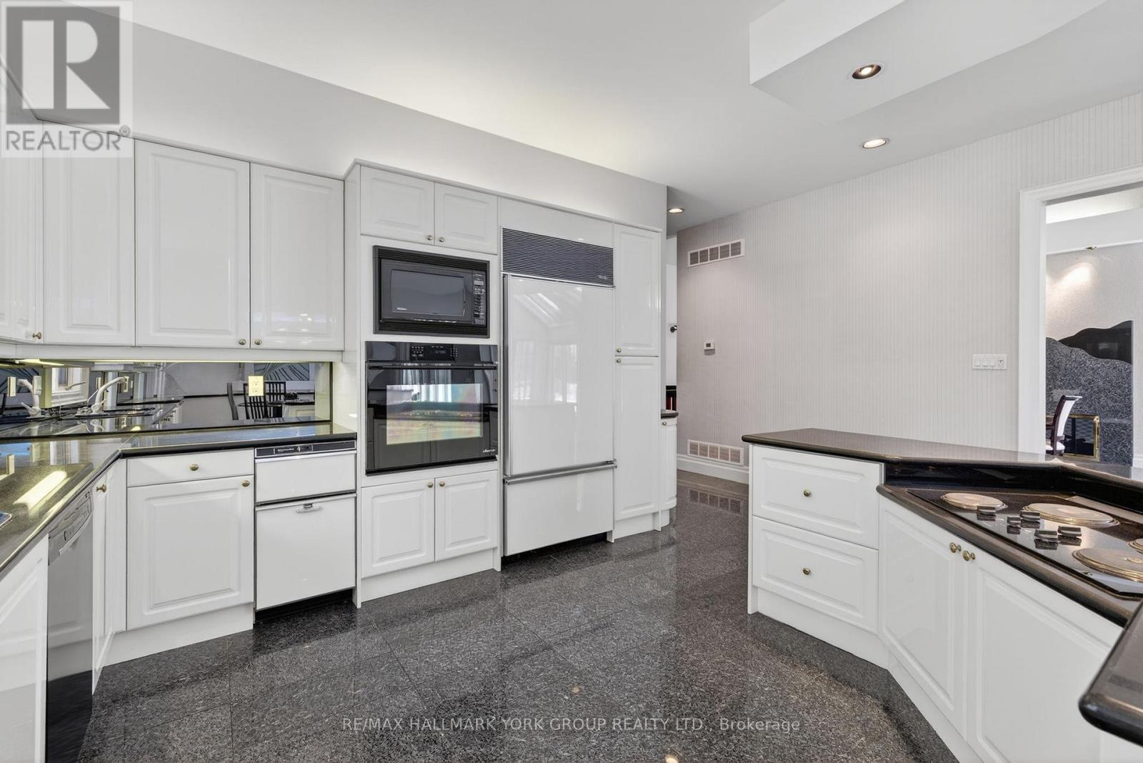 27 Glen Meadow Lane, Richmond Hill, Ontario  L4E 3M6 - Photo 14 - N12758796