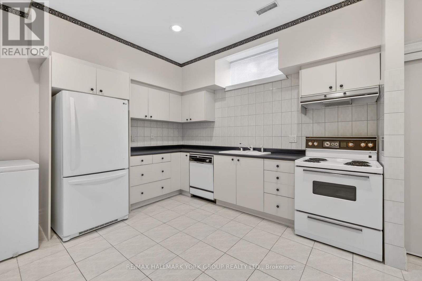 27 Glen Meadow Lane, Richmond Hill, Ontario  L4E 3M6 - Photo 37 - N12758796