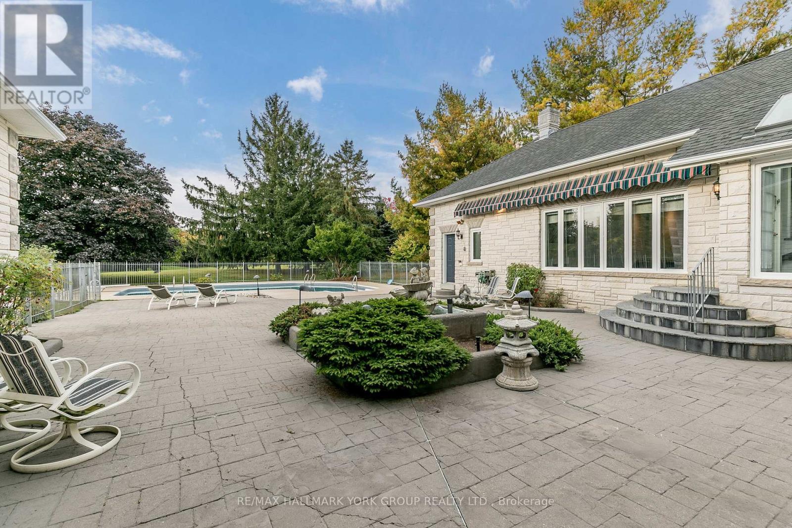 27 Glen Meadow Lane, Richmond Hill, Ontario  L4E 3M6 - Photo 4 - N12758796