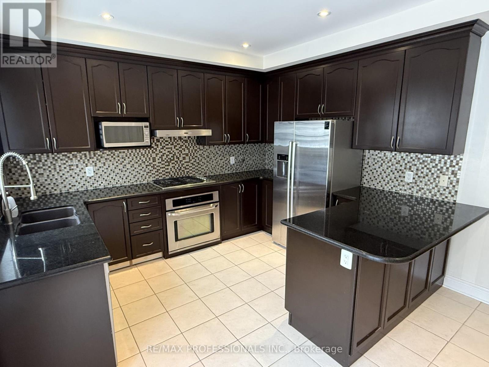 72 Upper Duke Crescent, Markham, Ontario  L6G 0B6 - Photo 4 - N12782946