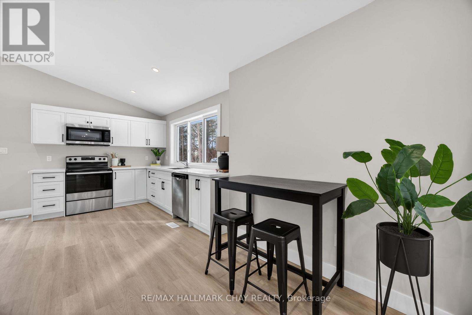 8717 Beachwood Road, Wasaga Beach, Ontario  L9Z 2G5 - Photo 13 - S12787746