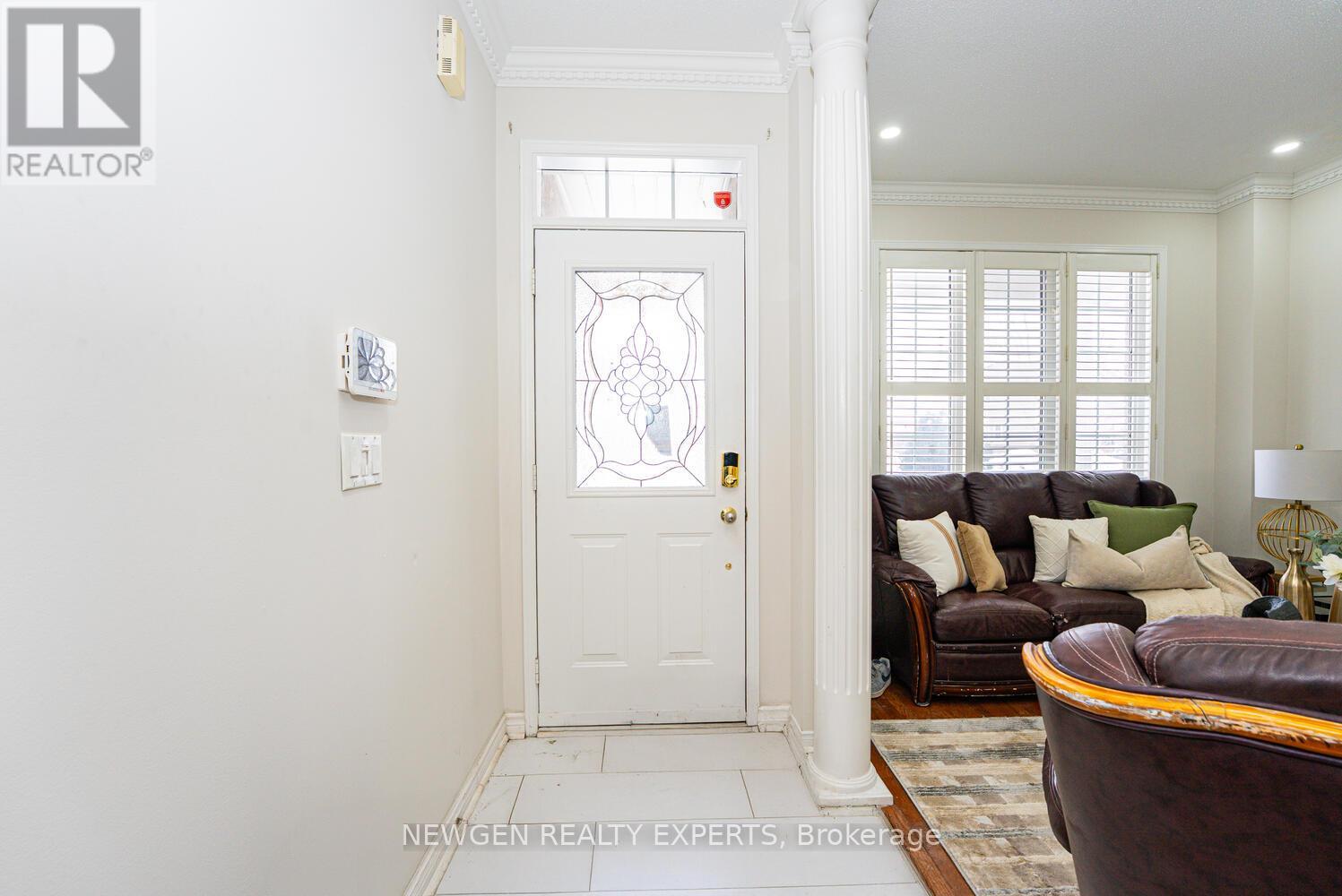 321 Queen Mary Drive, Brampton, Ontario  L7A 3S6 - Photo 4 - W12787768