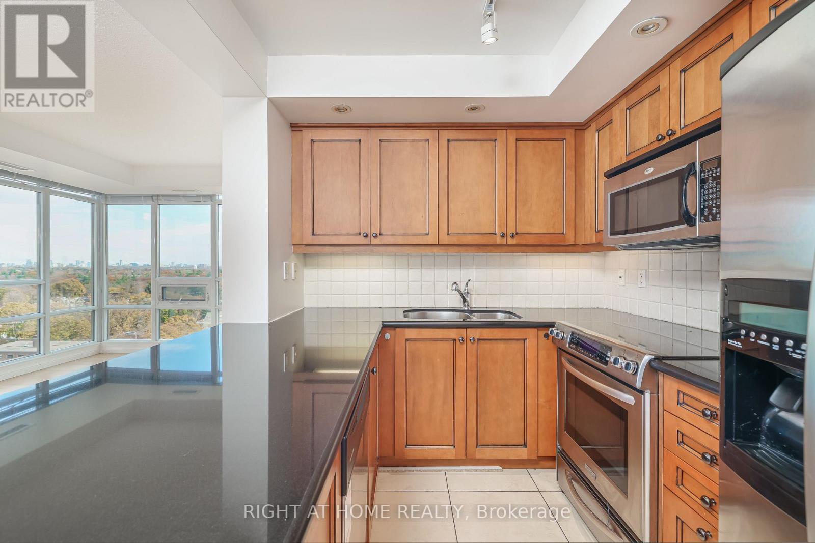 1407 - 900 Mount Pleasant Road, Toronto, Ontario  M4P 3J9 - Photo 6 - C12787912