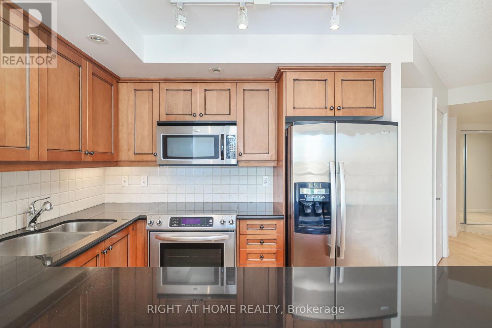 1407 - 900 Mount Pleasant Road, Toronto, Ontario  M4P 3J9 - Photo 8 - C12787912