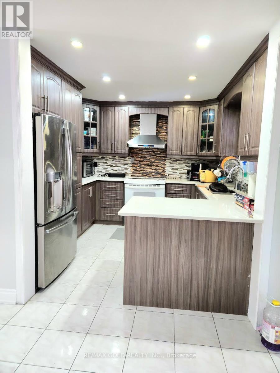 35 Kirk Drive, Brampton, Ontario  L6X 4E6 - Photo 7 - W12783704