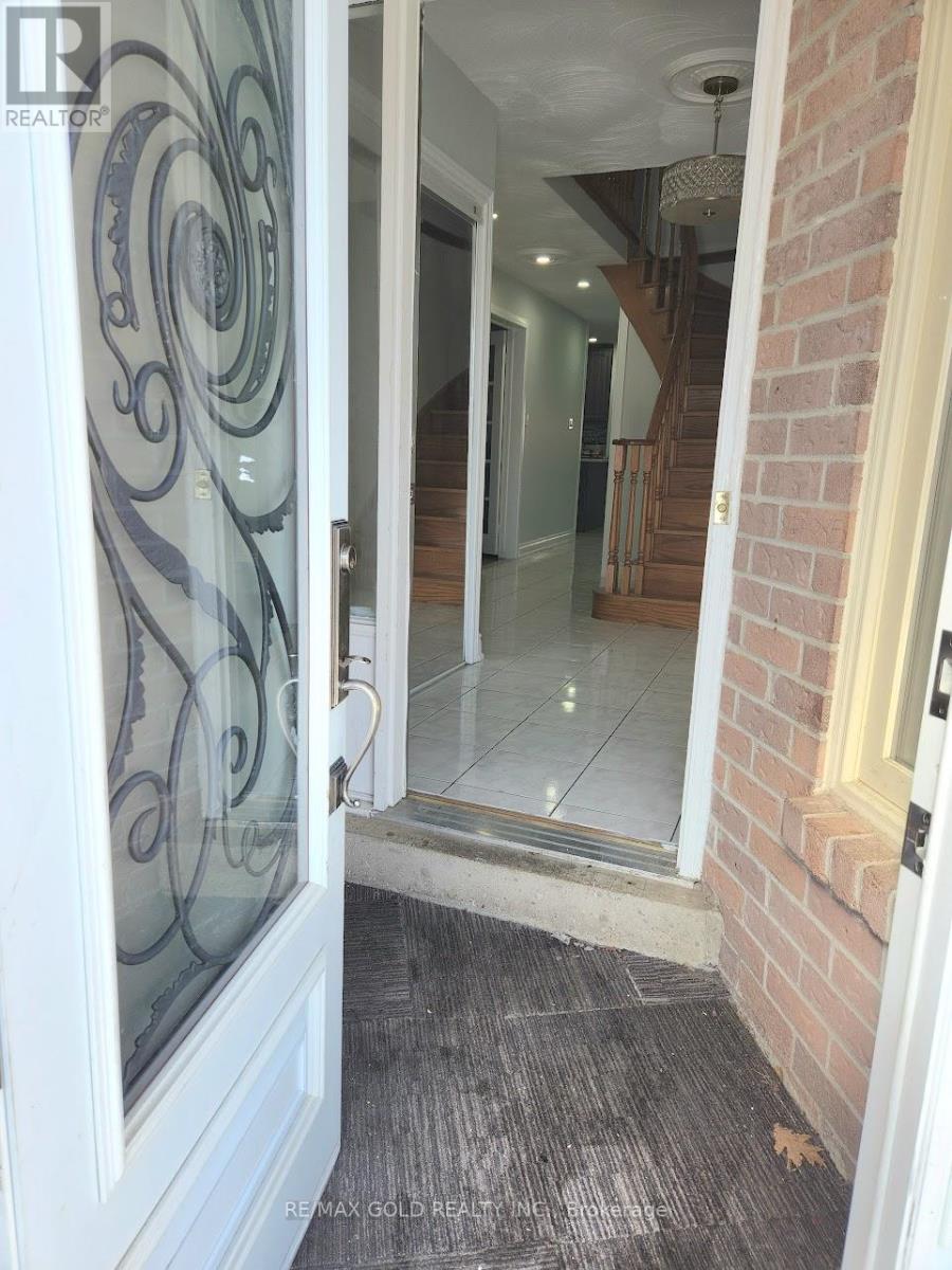 35 Kirk Drive, Brampton, Ontario  L6X 4E6 - Photo 4 - W12783704