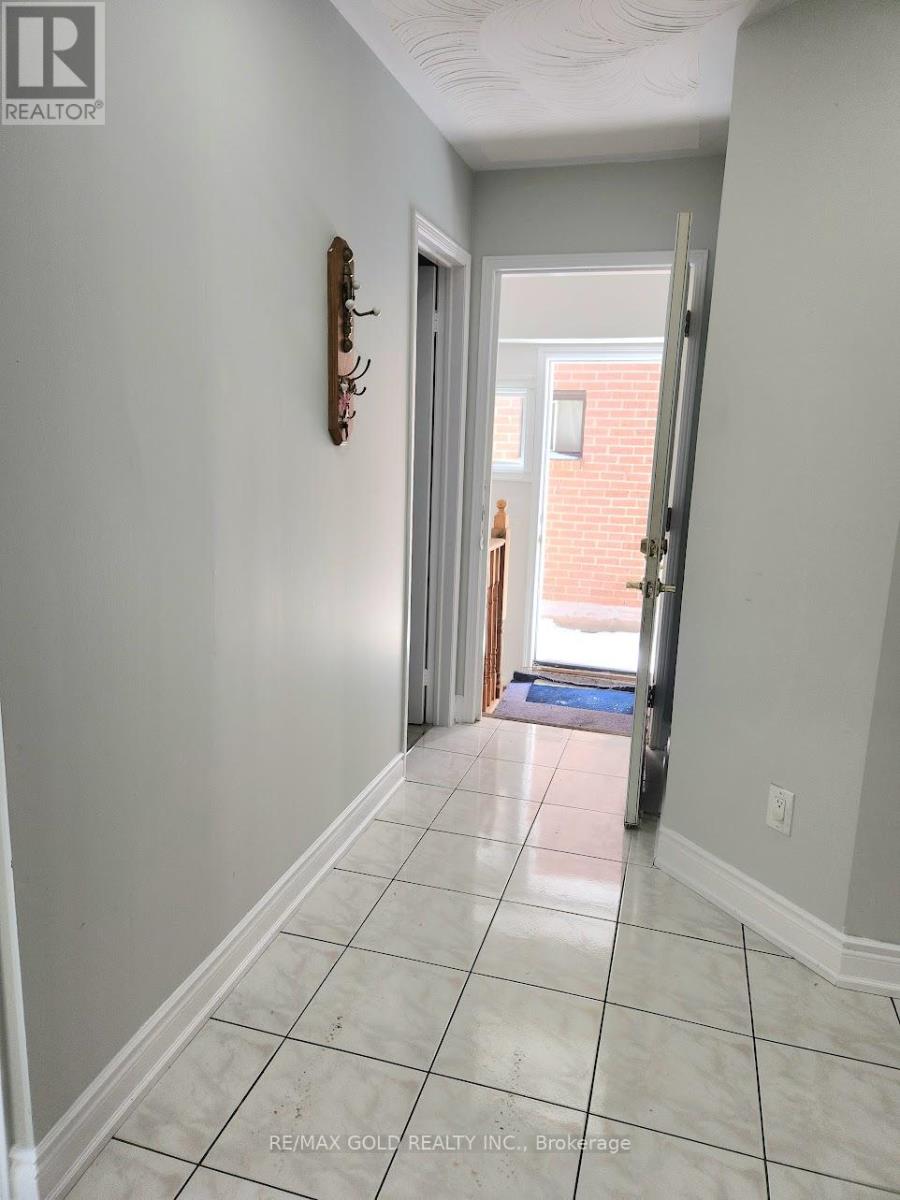 35 Kirk Drive, Brampton, Ontario  L6X 4E6 - Photo 6 - W12783704