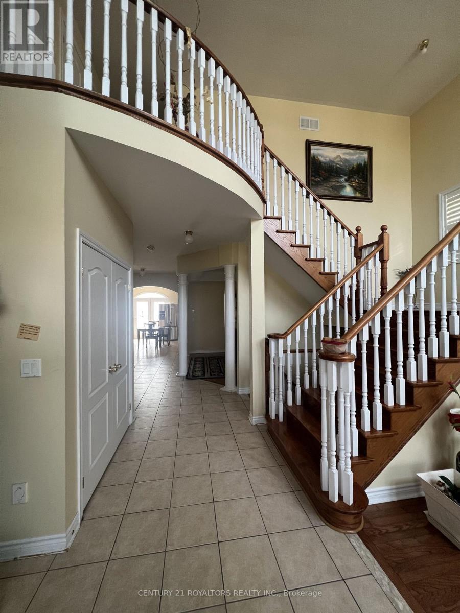 55 Richgrove Drive, Brampton, Ontario  L6P 1X6 - Photo 2 - W12787810