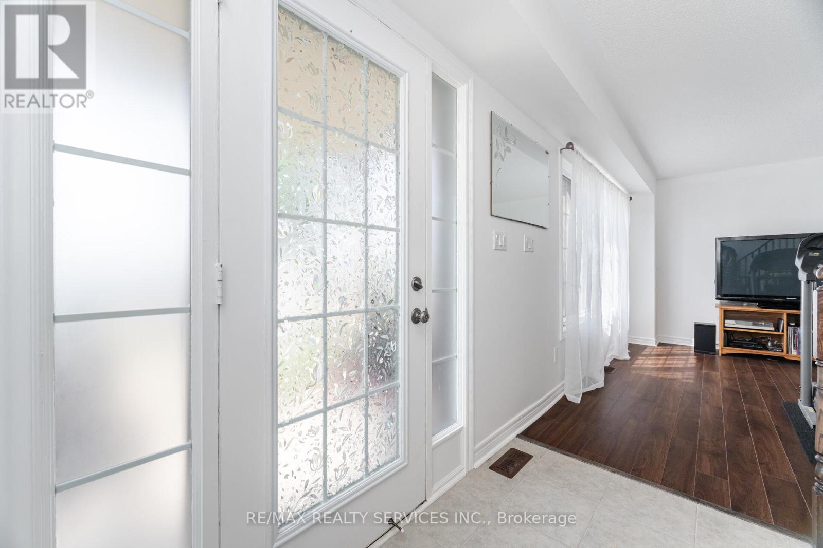 22 Mcdevitt Lane, Caledon, Ontario  L7C 3S2 - Photo 7 - W12461829