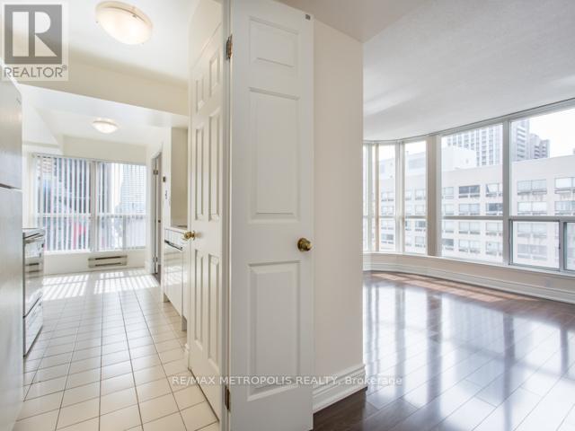 1406 - 7 Carlton Street, Toronto, Ontario  M5B 2M3 - Photo 4 - C12788050