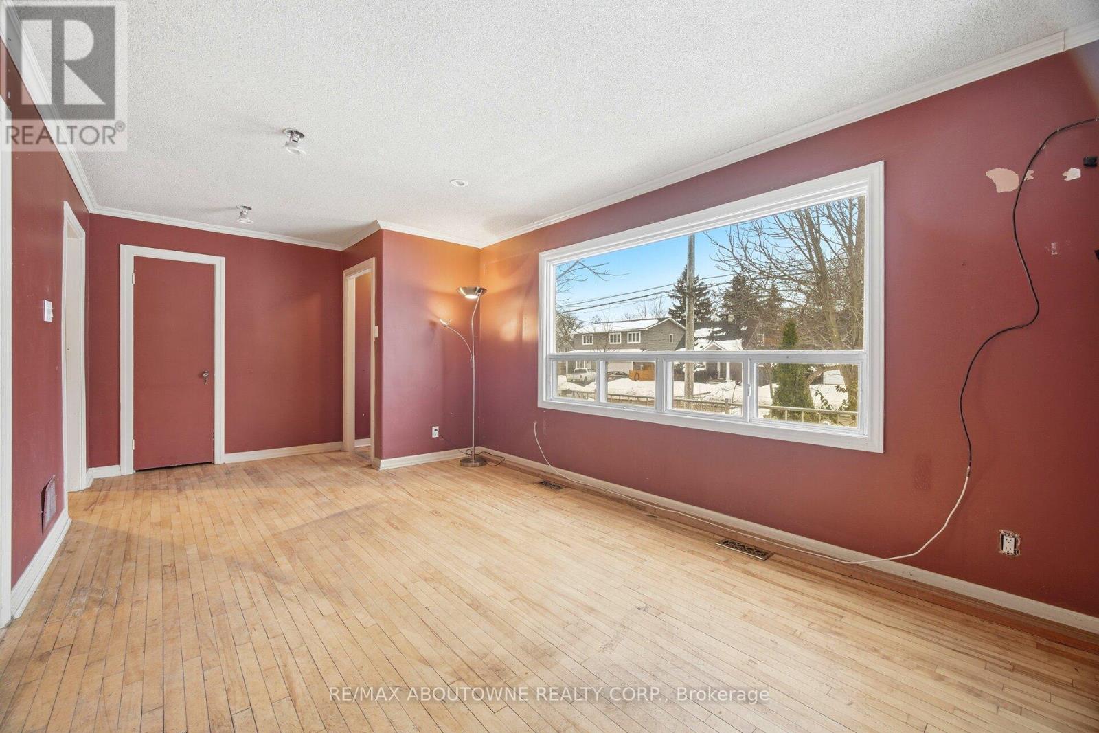 347 Queen Mary Drive, Oakville, Ontario  L6K 3L7 - Photo 10 - W12788018