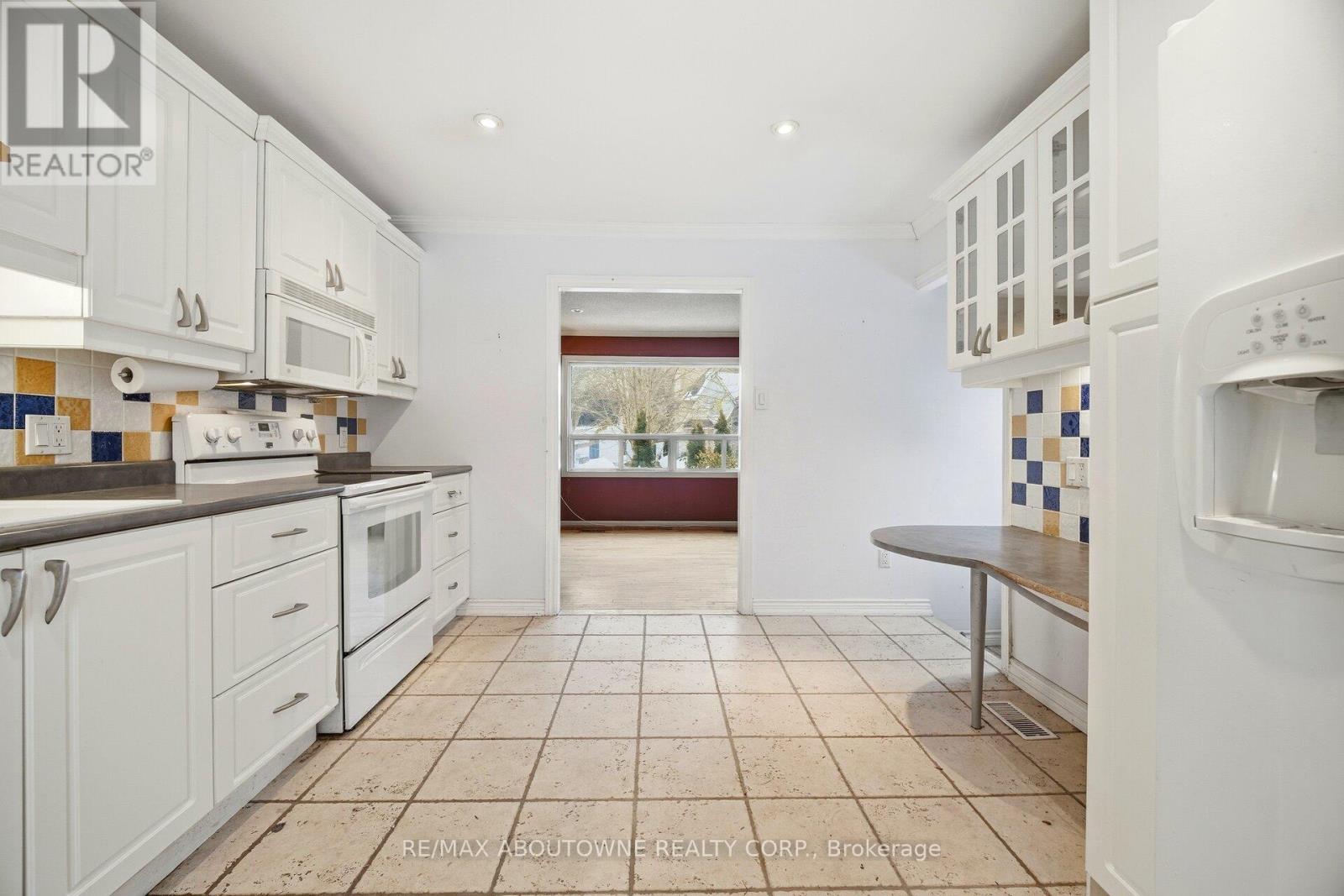 347 Queen Mary Drive, Oakville, Ontario  L6K 3L7 - Photo 12 - W12788018