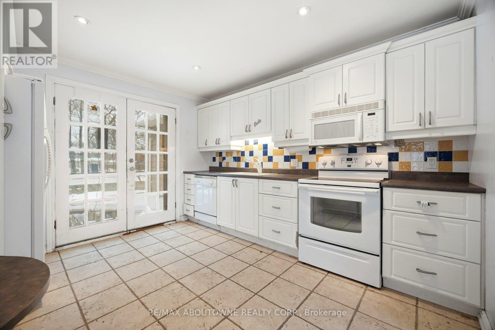 347 Queen Mary Drive, Oakville, Ontario  L6K 3L7 - Photo 15 - W12788018