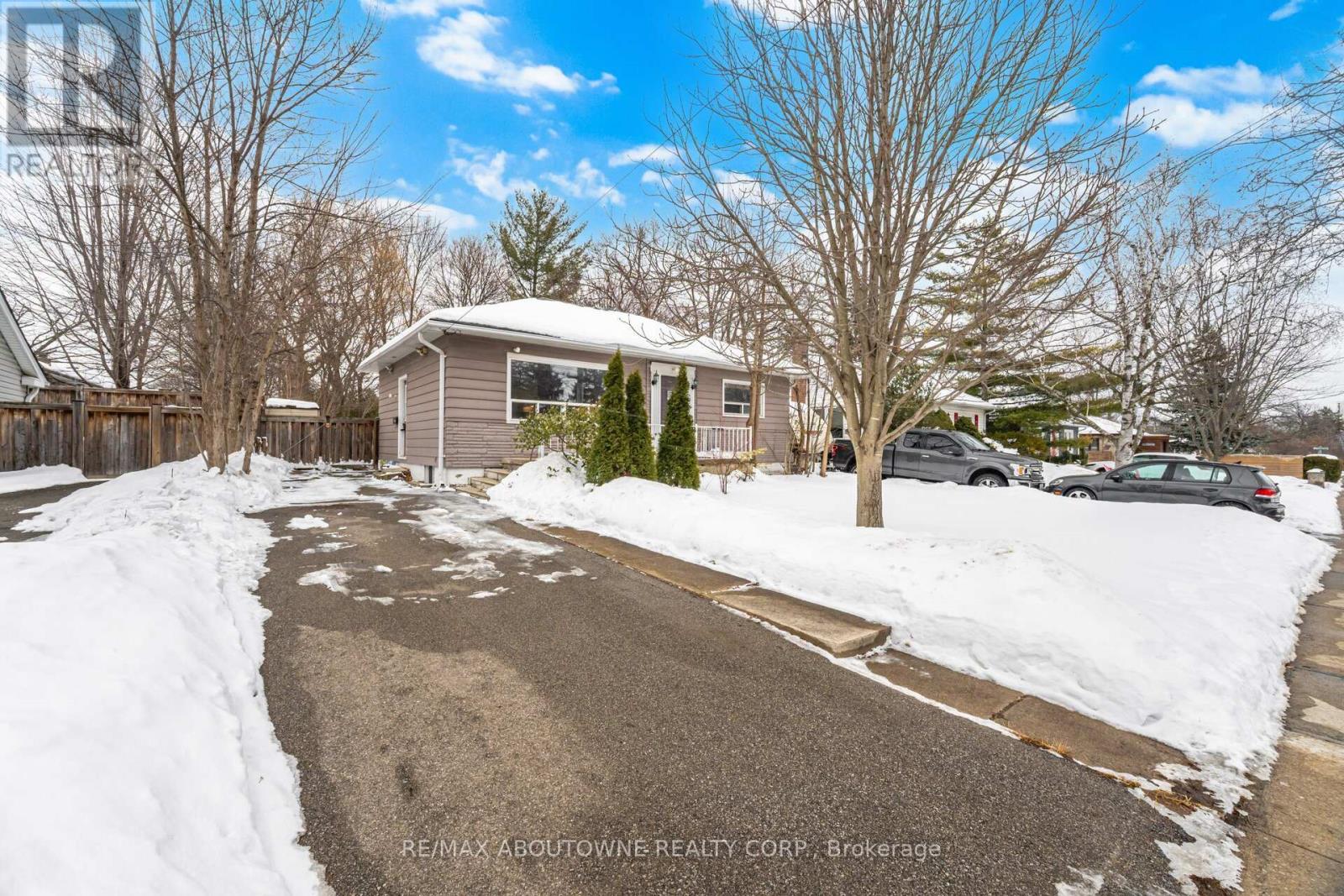 347 Queen Mary Drive, Oakville, Ontario  L6K 3L7 - Photo 3 - W12788018