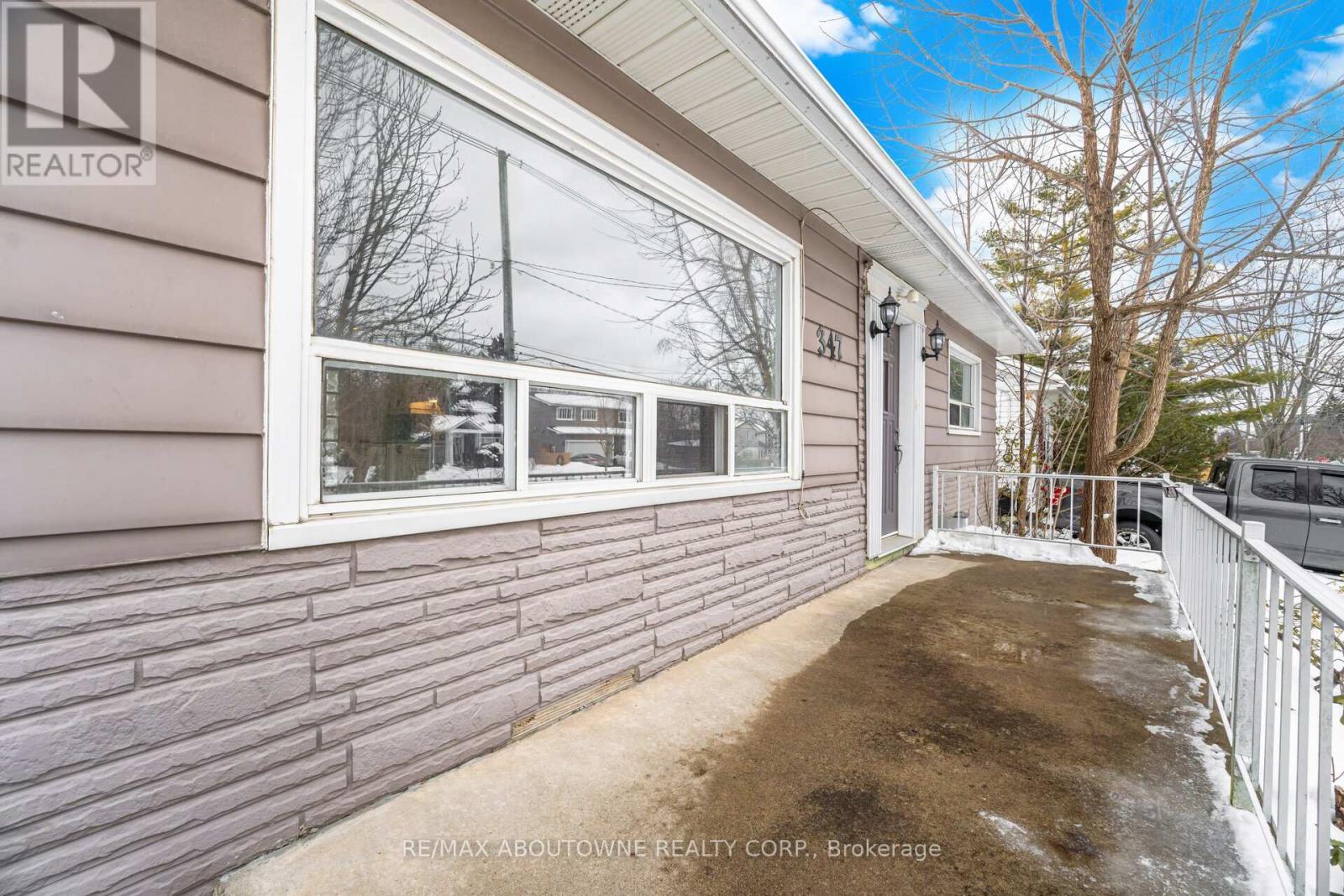 347 Queen Mary Drive, Oakville, Ontario  L6K 3L7 - Photo 4 - W12788018