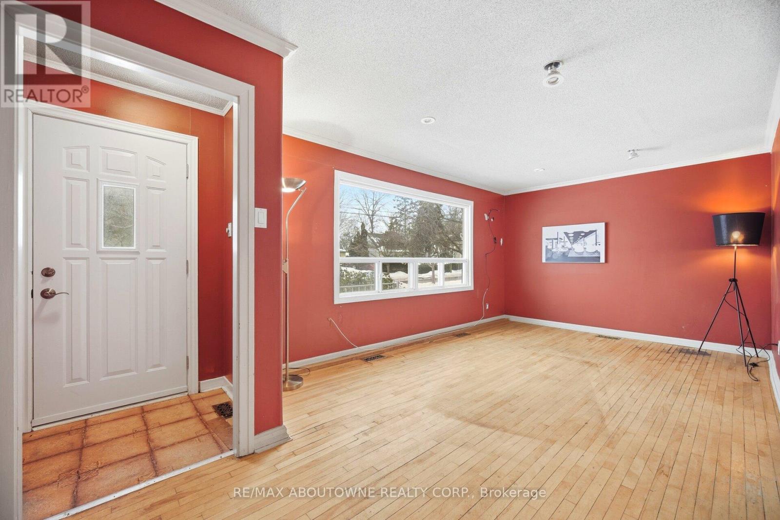 347 Queen Mary Drive, Oakville, Ontario  L6K 3L7 - Photo 7 - W12788018