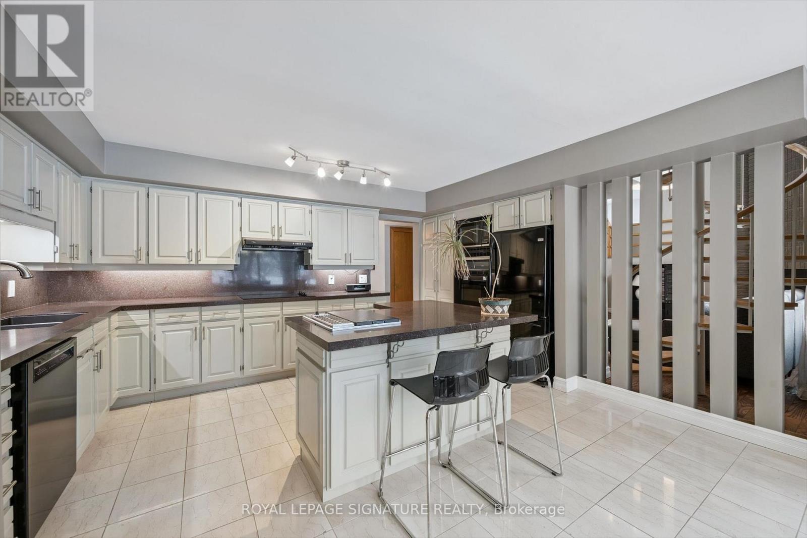 28 Manswood Crescent, Brampton, Ontario  L6T 0A4 - Photo 7 - W12788022