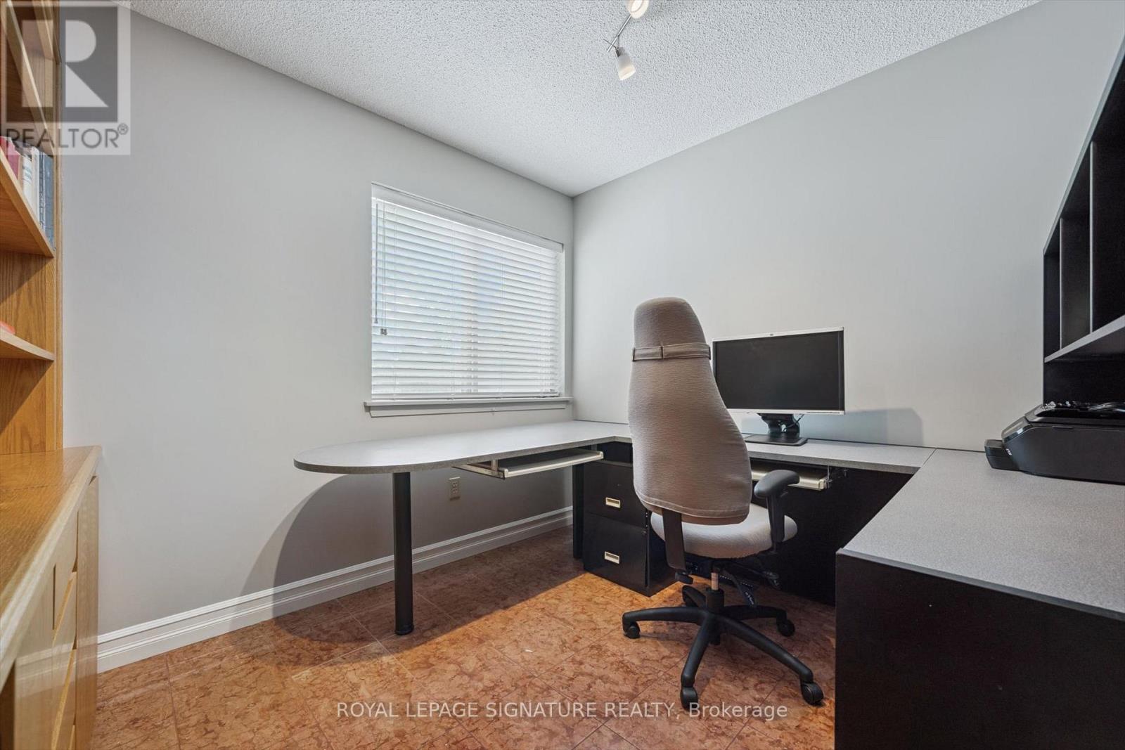 28 Manswood Crescent, Brampton, Ontario  L6T 0A4 - Photo 9 - W12788022